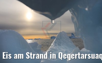 Eis am Strand in Qeqertarsuaq, Grönland