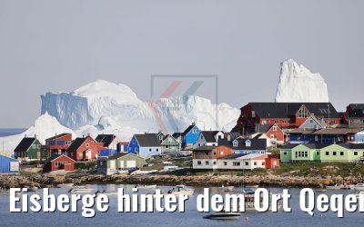 Eisberge hinter dem Ort Qeqertarsuaq, Groenland
