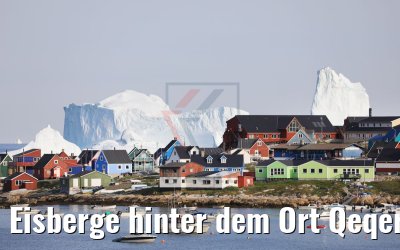 Eisberge hinter dem Ort Qeqertarsuaq, Groenland