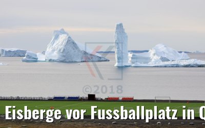 Eisberge vor Fussballplatz in Qeqertarsuaq, Grönland