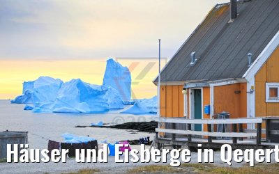Häuser und Eisberge in Qeqertarsuaq, Grönland