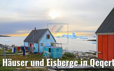 Häuser und Eisberge in Qeqertarsuaq, Grönland