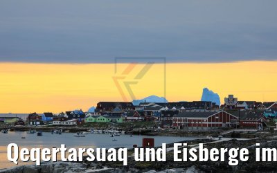 Qeqertarsuaq und Eisberge im Sonnenaufgang