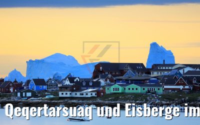 Qeqertarsuaq und Eisberge im Sonnenaufgang