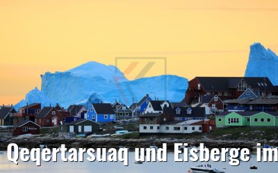 Qeqertarsuaq und Eisberge im Sonnenaufgang