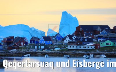 Qeqertarsuaq und Eisberge im Sonnenaufgang
