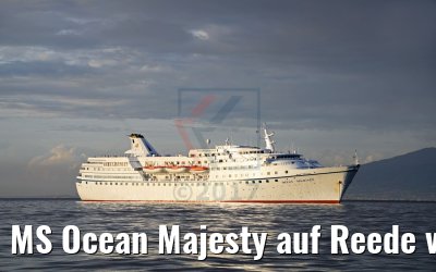 MS Ocean Majesty auf Reede vor Sorrent abends 10.10.2017