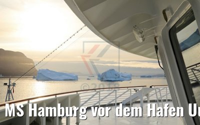 MS Hamburg vor dem Hafen Uummannaq, Grönland
