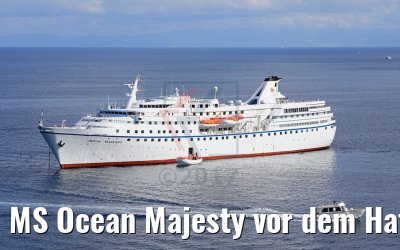 MS Ocean Majesty vor dem Hafen von Lipari 11.10.2017