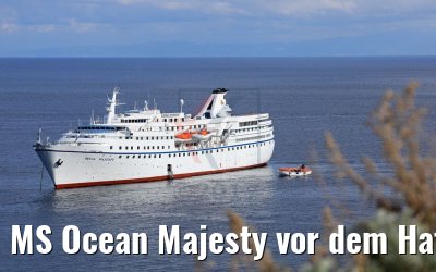 MS Ocean Majesty vor dem Hafen von Lipari 11.10.2017