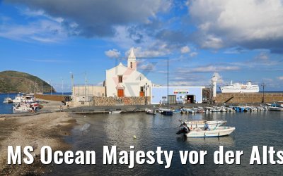 MS Ocean Majesty vor der Altstadt von Lipari 11.10.2017