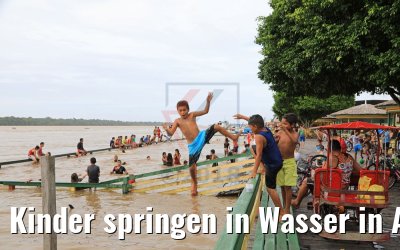 Kinder springen in Wasser in Afúa, Brasilien 04.02.2018