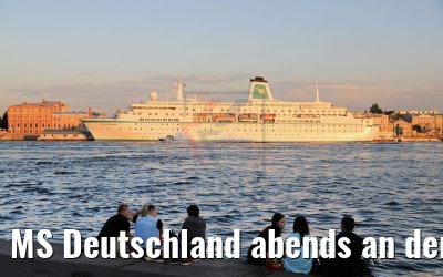 MS Deutschland abends an der Newa in St. Petersburg 12.07.2018