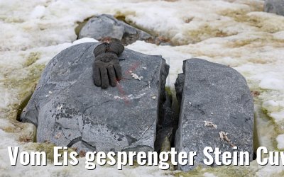 Vom Eis gesprengter Stein Cuverville Island Antarktis 09.01.2017
