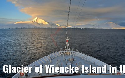 Glacier of Wiencke Island in the evening light, MS Hamburg Antarctica 09.01.2017