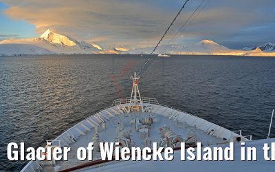Glacier of Wiencke Island in the evening light, MS Hamburg Antarctica 09.01.2017