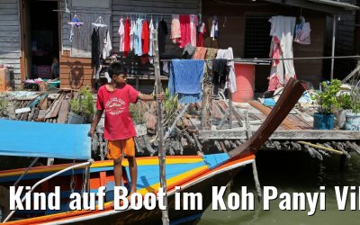 Kind auf Boot im Koh Panyi Village