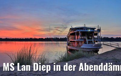 MS Lan Diep in der Abenddämmerung auf der Sandbank bei Rokar Kaong, Kambodscha 14.04.2017