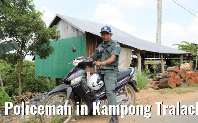 Policeman in Kampong Tralach 14.04.2017