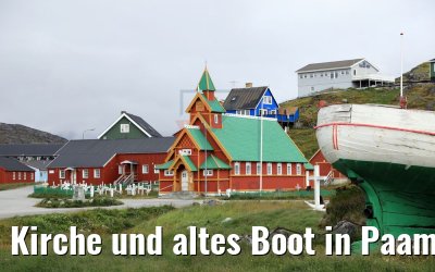 Kirche und altes Boot in Paamiut, Grönland