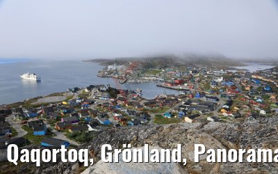Qaqortoq, Grönland, Panoramablick im Nebel