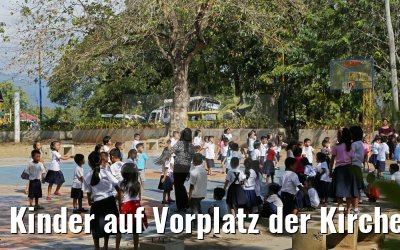 Kinder auf Vorplatz der Kirche Immaculate Conception Cathedral in Puerto Princesa 16.02.2016