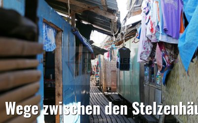 Wege zwischen den Stelzenhäusern bei Puerto Princesa, Palawan Island, Philippinen