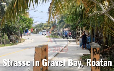 Strasse in Gravel Bay, Roatan Island, Honduras 21.02.2019