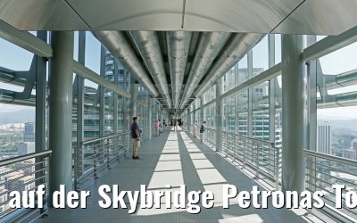 auf der Skybridge Petronas Towers Kuala Lumpur