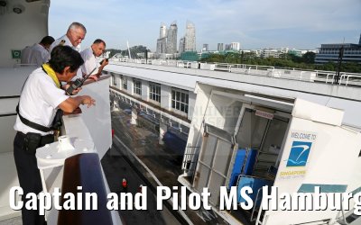 Captain and Pilot MS Hamburg Singapore Cruise Center 30.01.2016