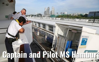 Captain and Pilot MS Hamburg Singapore Cruise Center 30.01.2016