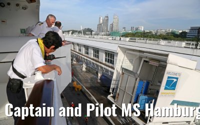 Captain and Pilot MS Hamburg Singapore Cruise Center 30.01.2016