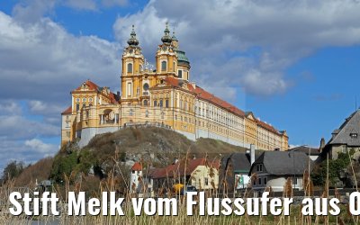 Stift Melk vom Flussufer aus 03.04.2015