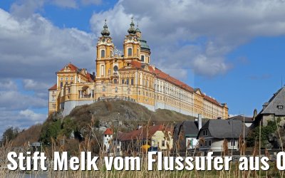 Stift Melk vom Flussufer aus 03.04.2015