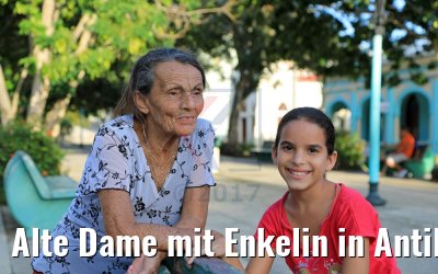 Alte Dame mit Enkelin in Antilla, Kuba 06.12.2017