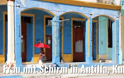 Frau mit Schirm in Antilla, Kuba 06.12.2017