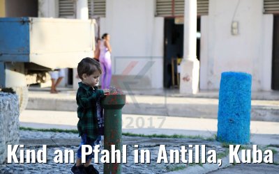 Kind an Pfahl in Antilla, Kuba 06.12.2017