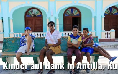 Kinder auf Bank in Antilla, Kuba 06.12.2017