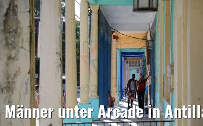 Männer unter Arcade in Antilla, Kuba 06.12.2017