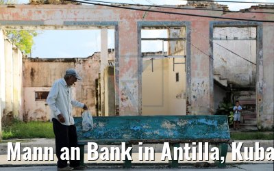 Mann an Bank in Antilla, Kuba 06.12.2017