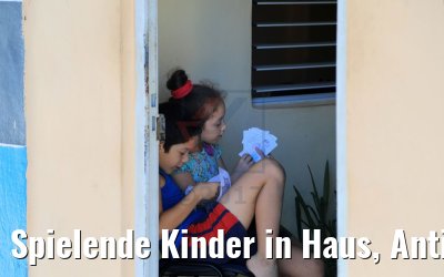 Spielende Kinder in Haus, Antilla, Kuba 06.12.2017