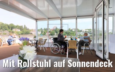 Mit Rollstuhl auf Sonnendeck Loungebereich MS Viola
