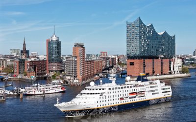 MS Hamburg Elbphilharmonie, Landungsbruecken and Skyline Hamburg 29.04.2026